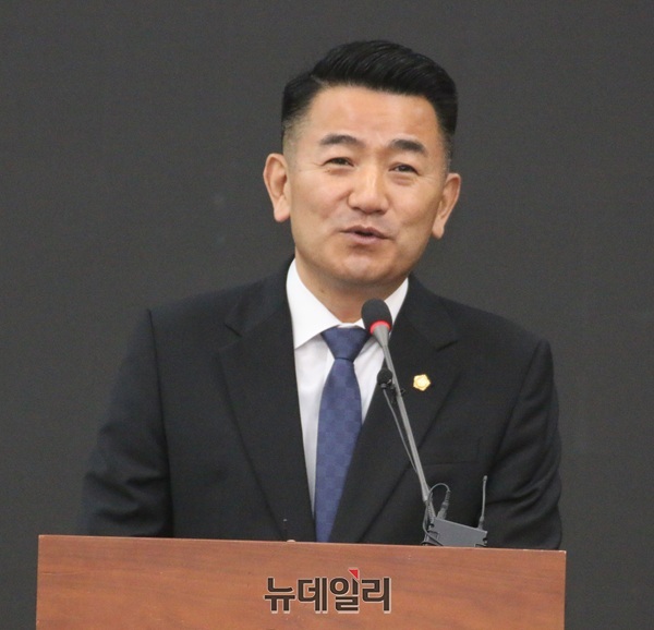 ▲ 서원 전 논산시의회 의장이 28일 오전 논산시의회 회의실에서 논산시장 출마기자회견을 하고 있다.ⓒ이길표 기자