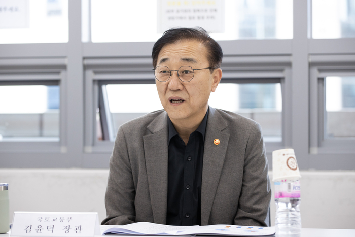 ▲ 김윤덕 국토교통부 장관이 성수1구역 재건축 현장을 찾아 발언하고 있다. ⓒ연합뉴스