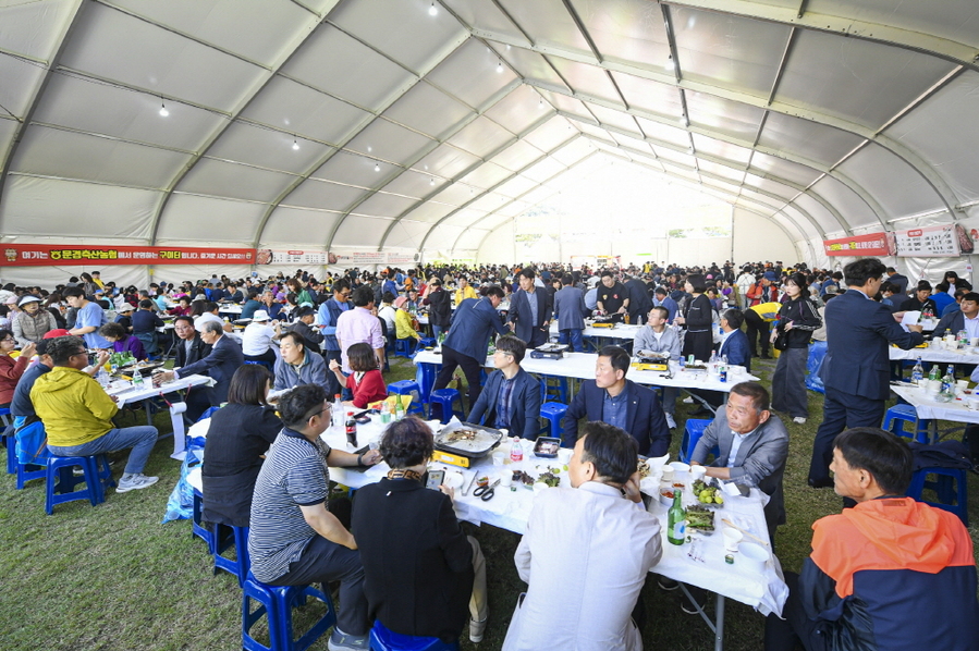 ▲ 800명이 이용할수 있는 대형 구이터.ⓒ문경시