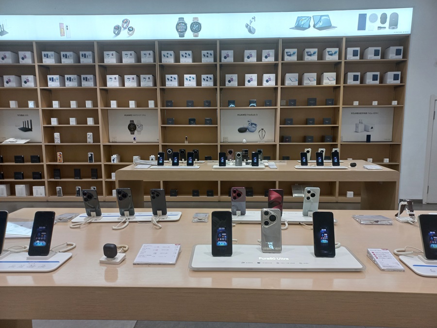 ▲ 중국 단둥 화웨이 매장 내 스마트폰 전시 공간ⓒ중국(단둥)=윤아름 기자