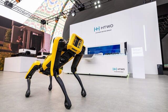 ▲ 로봇 존에 전시된 보스턴다이나믹스의 4족 보행 로봇 '스팟(SPOT)'. ⓒ현대차그룹