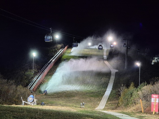 ▲ 하이원스키장 제설작업 모습. ⓒ강원랜드 ▲ 하이원스키장 제설작업 모습. ⓒ강원랜드