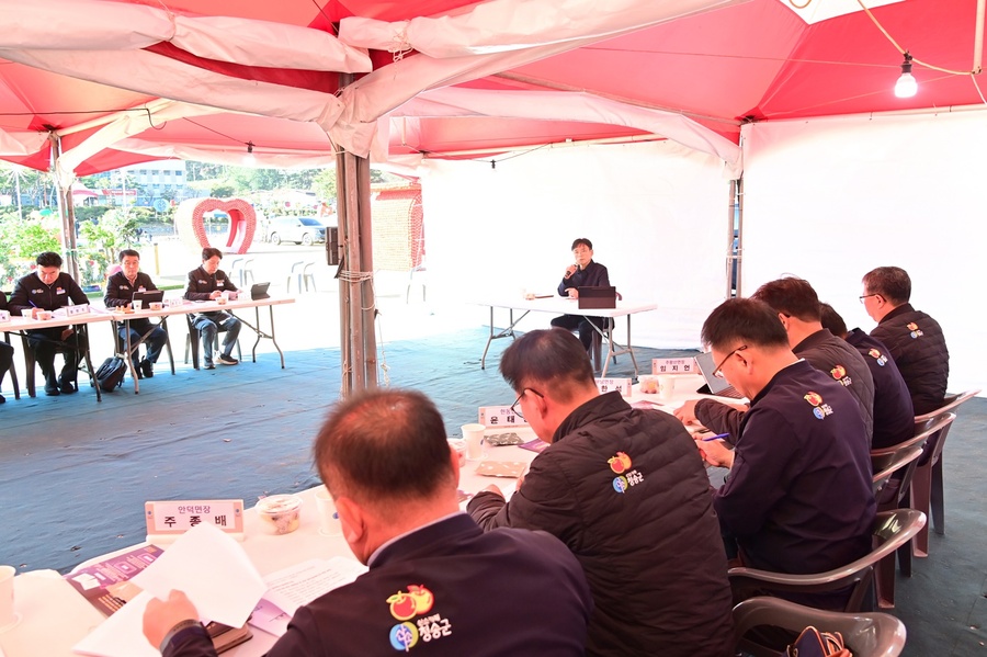 ▲ 윤경희 청송군수는 오는 10월 29일부터 11월 2일까지 청송읍 용전천 일원에서 열리는 ‘제19회 청송사과축제’를 앞두고, 축제 준비 현장에서 확대 간부회의를 주재했다.ⓒ청송군