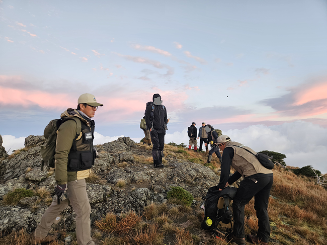 ▲ 비법정탐방로 출입금지 위반행위 단속 장면. ⓒ국립공원공단 ▲ 비법정탐방로 출입금지 위반행위 단속 장면. ⓒ국립공원공단