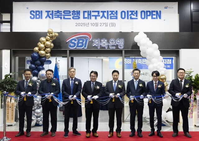 ▲ SBI저축은행이 지난 27일 대구지점을 이전 오픈하고 기념식을 개최했다. (사진 오른쪽 네번째 SBI저축은행 김문석 대표이사, 오른쪽 세번째 교보생명 채널담당 조규식 부사장)ⓒSBI저축은행