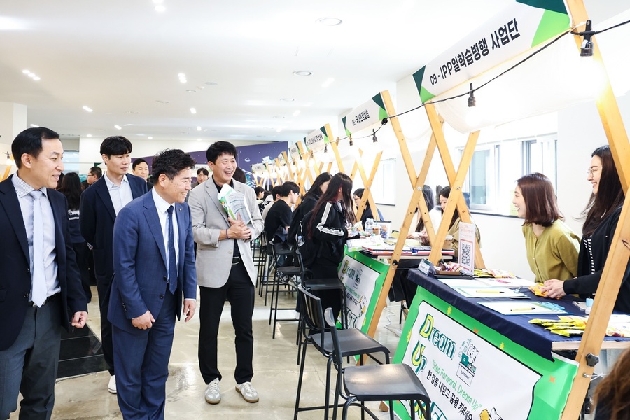 ▲ 대구대 2025학년도 DU 채용 우수기업 취업박람회에 박순진 총장이 방문해 격려를 아끼지 않았다.ⓒ대구대