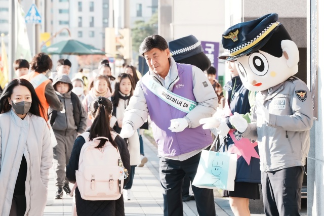 ▲ 방세환 광주시장이 28일 송정초 앞에서 어린이 교통사고 예방을 위한 학교순회 교통안전 캠페인을 벌이고 있다. ⓒ광주시 제공