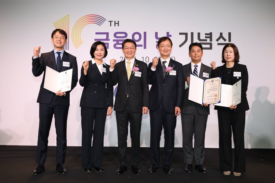 ▲ 28일 오전 서울 영등포구 한국경제인협회 본부(FKI빌딩)에서 열린 제10회 금융의 날을 맞아 국무총리 표창 등 3개 영역에서 수상한 토스뱅크 이은미 대표와 임직원을 비롯해 이억원 금융위원장, 이찬진 금융감독원장이 환하게 웃으며 기념촬영을 하고 있다. 왼쪽부터 조원형 전세대출스쿼드 리더, 이은미 토스뱅크 대표, 이억원 금융위원장, 이찬진 금융감독원장, 최승락 금융소비자보호총괄책임자, 황현정 고객자산총괄책임자. ⓒ토스뱅크