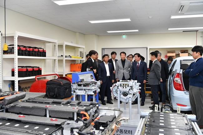 ▲ 횡성군이 28일 횡성 이모빌리티 지식산업센터에서 국토교통부로부터 지정받은 '미래차 정비기술인력 전문교육기관' 현판식을 개최했다. ⓒ횡성군 ▲ 횡성군이 28일 횡성 이모빌리티 지식산업센터에서 국토교통부로부터 지정받은 '미래차 정비기술인력 전문교육기관' 현판식을 개최했다. ⓒ횡성군