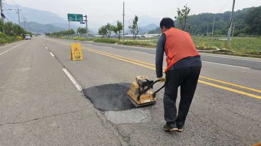 ▲ 함양군은 경남도가 도내 18개 시군을 대상으로 실시한 ‘2025년 도로 정비·점검평가’ 결과 군부 ‘장려기관’으로 선정됐다.ⓒ함양군 ▲ 함양군은 경남도가 도내 18개 시군을 대상으로 실시한 ‘2025년 도로 정비·점검평가’ 결과 군부 ‘장려기관’으로 선정됐다.ⓒ함양군