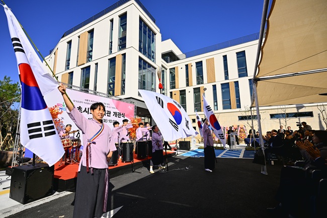 ▲ 속초시가 28일 보훈단체의 오랜 염원이던 '속초시보훈회관 이전신축'사업을 마무리하고 개관식을 열었다. ⓒ속초시 ▲ 속초시가 28일 보훈단체의 오랜 염원이던 '속초시보훈회관 이전신축'사업을 마무리하고 개관식을 열었다. ⓒ속초시