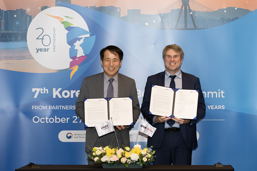 ▲ 장영진 한국무역보험공사 사장(왼쪽)이 27일 서울 여의도 콘래드 호텔에서 IDB Invest와 업무협약을 체결한 후 기념 촬영을 하고 있다. ⓒ무보