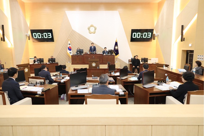 ▲ 삼척시의회가 28일 제267회 삼척시의회(임시회)를 개회했다. ⓒ삼척시의회 ▲ 삼척시의회가 28일 제267회 삼척시의회(임시회)를 개회했다. ⓒ삼척시의회