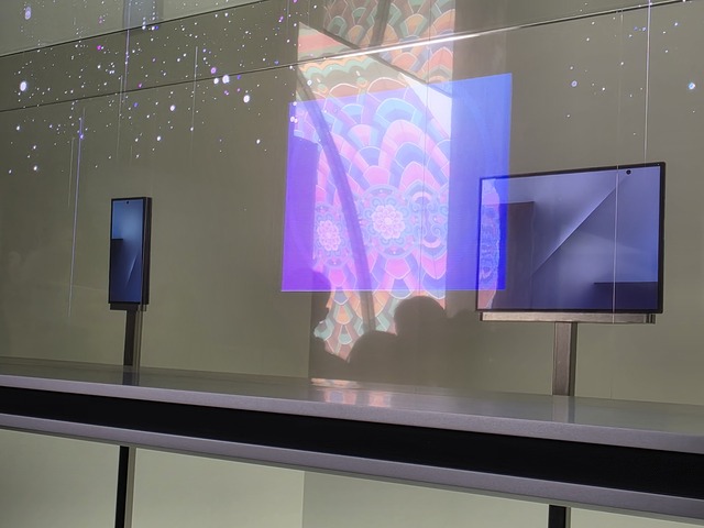 ▲ 28일 경주 엑스포공원 옥외 특별관(에어돔)에 마련된 ‘K-테크 쇼케이스’의  삼성전자 부스에 전시된 트라이폴드폰 실물.ⓒ이가영 기자