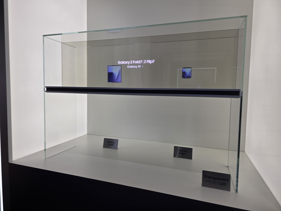 ▲ 28일 경주 엑스포공원 옥외 특별관(에어돔)에 마련된 ‘K-테크 쇼케이스’의  삼성전자 부스 내 갤럭시Z 폴드7와 플립7가 전시돼있다.ⓒ이가영 기자