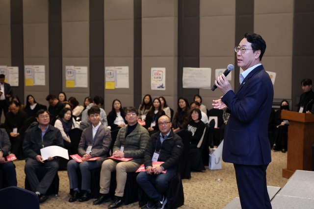 ▲ 정명근 시장이 중장년 남성 자살예방을 위한 100인 토론회에서 발언하고 있다ⓒ화성시 제공