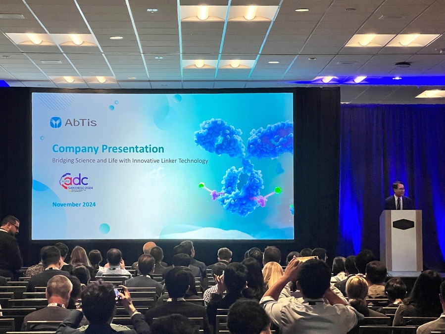 ▲ 앱티스는 지난해 World ADC 2024 행사에 참석해 프레젠테이션을 진행했다. ⓒ앱티스