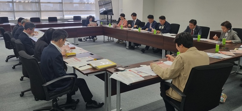 ▲ 충청광역연합의회 대표단이 지난 27일 일본 간사이 지역을 방문해 광역행정과 도시재생 우수사례를 조사하고 있다.ⓒ충청광역연합의회