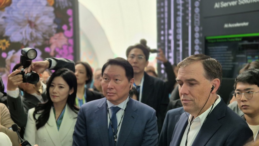 ▲ 28일 경주 엑스포공원 옥외 특별관(에어돔)에 마련된 ‘K-테크 쇼케이스’에서 최태원 SK그룹 회장(왼쪽)과 맷 가먼 AWS 최고경영자(오른쪽)이 관람하고 있다. ⓒ이가영 기자