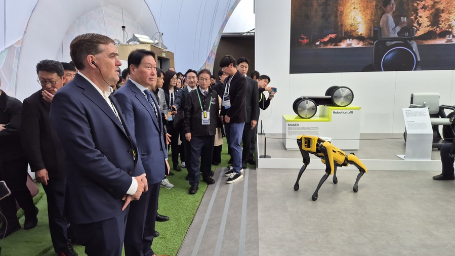 ▲ 최태원 SK그룹 회장과 맷 가먼 AWS 최고경영자(CEO)가 28일 경주 엑스포공원 옥외 특별관(에어돔)에 마련된 ‘K-테크 쇼케이스’에서 현대차 부스를 둘러보고 있다.ⓒ이가영 기자