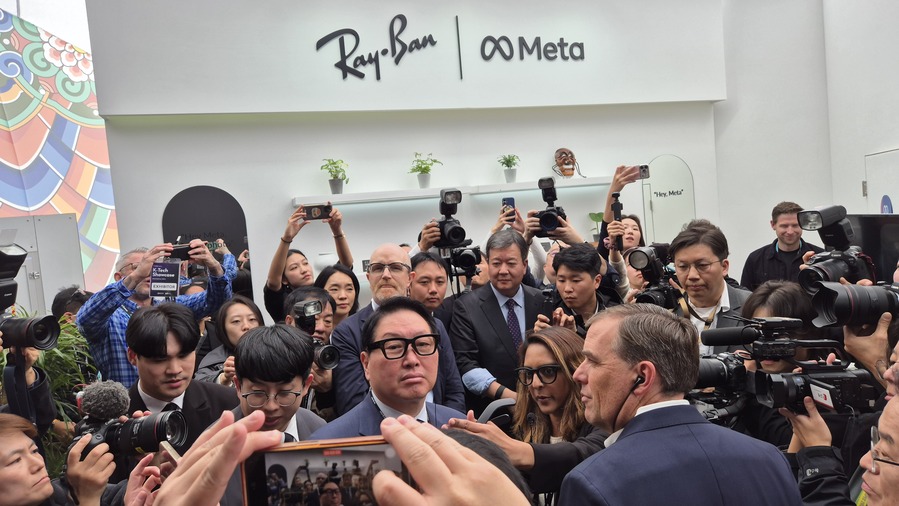 ▲ 최태원 SK그룹 회장이 28일 경주 엑스포공원 옥외 특별관(에어돔)에 마련된 ‘K-테크 쇼케이스’의 메타 부스에서 레이벤과 메타가 함께 개발한 증강현실(AR) 안경을 착용하고 있다.ⓒ이가영 기자