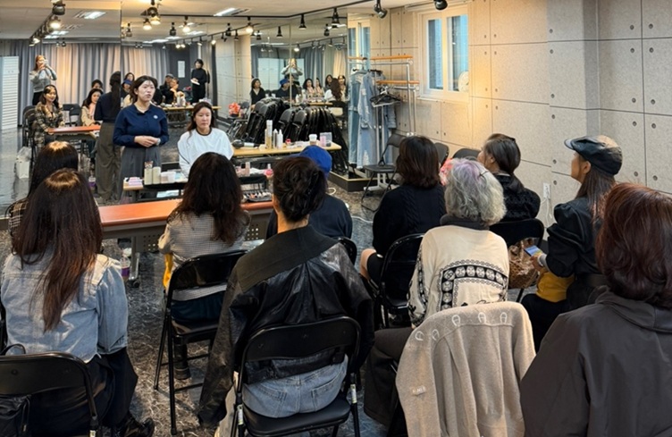 ▲ 서울문화예술대 모델학과의 시니어모델 동문회 헤어·메이크업 특강 모습.ⓒ서울문화예술대