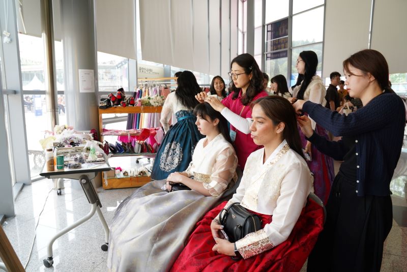 ▲ 한복 체험에 나선 외국인들이 한복에 어울리는 머리로 단장하고 있다.ⓒ천안시