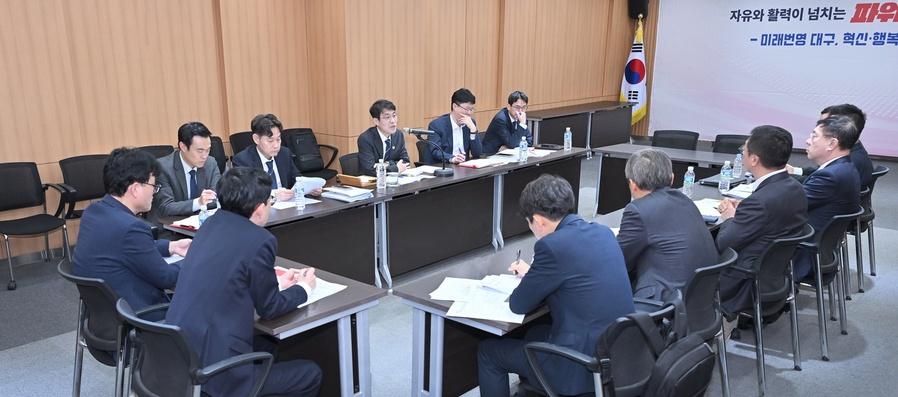 ▲ 김정기 대구시장 권한대행은 10월 27일 오후, 동인청사 2층 상황실에서 지난 24일 이재명 대통령이 참석한 타운홀 미팅에서 논의된 지역 현안과 시민 건의 사항에 대한 후속 조치사항을 점검하는 자리를 가졌다.ⓒ대구시