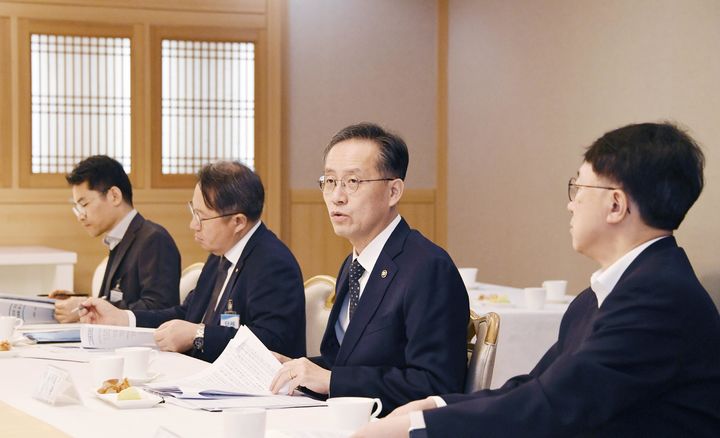 ▲ 이형일 기획재정부 차관이 28일 서울 종로구 정부서울청사에서 외환건전성협의회 겸 MSCI 전담반 회의를 주재하고 있다. ⓒ기획재정부