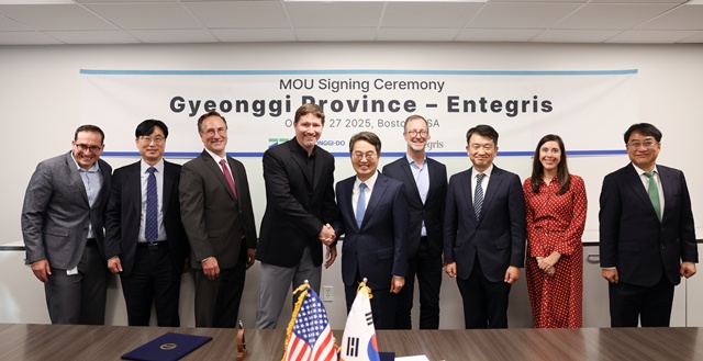 ▲ 김동연 경기도지사가 27일(현지 시각) 미국 보스턴 '인텐그리스' 본사에서 인텐그리스 관계자들과 기념촬영을 하고 있다. ⓒ경기도 제공
