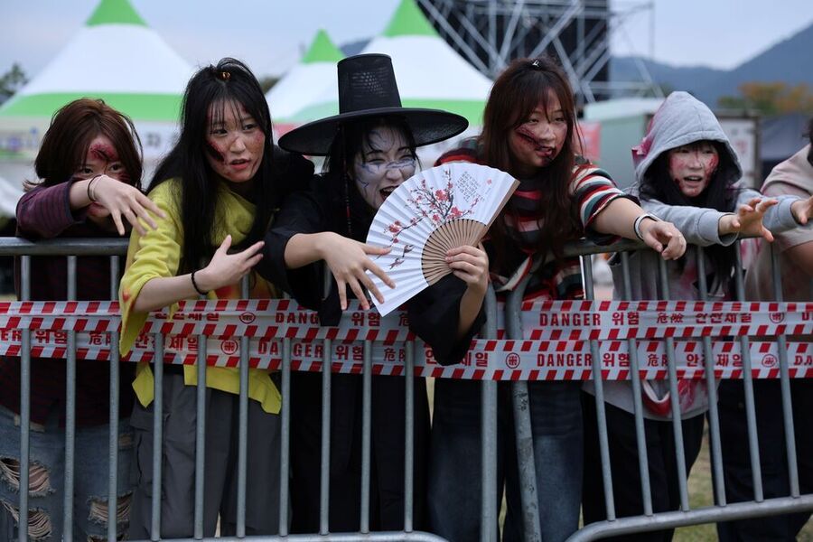 ▲ 좀비와 저승사자도 장성 황룡강 가을꽃축제를 즐기러 나왔다.ⓒ장성군 제공