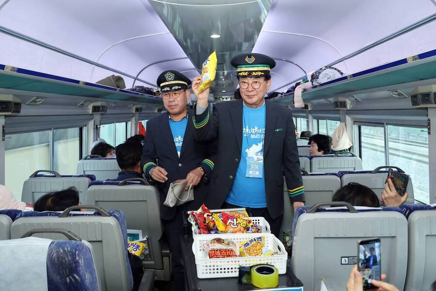 ▲ 추억의 간식카트 운영ⓒ장흥군 제공 ▲ 추억의 간식카트 운영ⓒ장흥군 제공