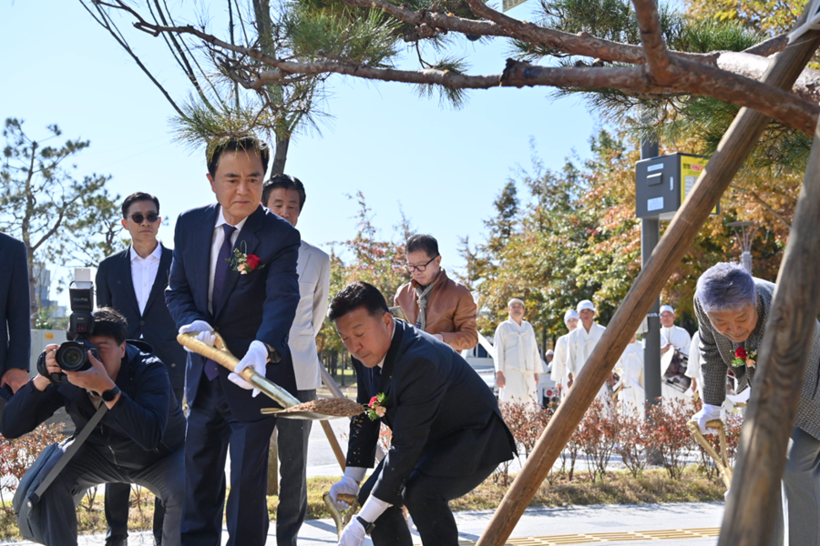 ▲ 김태흠 충남도지사와 최재구 예산군수 등이 충남스포츠센터 다목적체육관 개관식에서 기념식수를 하고 있다.ⓒ충남도