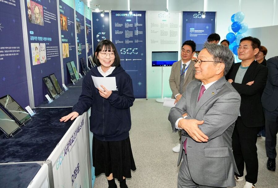 ▲ 강기정 광주광역시장이 28일 오후 남구 광주실감콘텐츠큐브(GCC)에서 열린 'GCC사관학교 제2기 수료식'에 참석해 교육생 성과전시장을 둘러보고 있다.ⓒ광주광역시 제공 ▲ 강기정 광주광역시장이 28일 오후 남구 광주실감콘텐츠큐브(GCC)에서 열린 'GCC사관학교 제2기 수료식'에 참석해 교육생 성과전시장을 둘러보고 있다.ⓒ광주광역시 제공