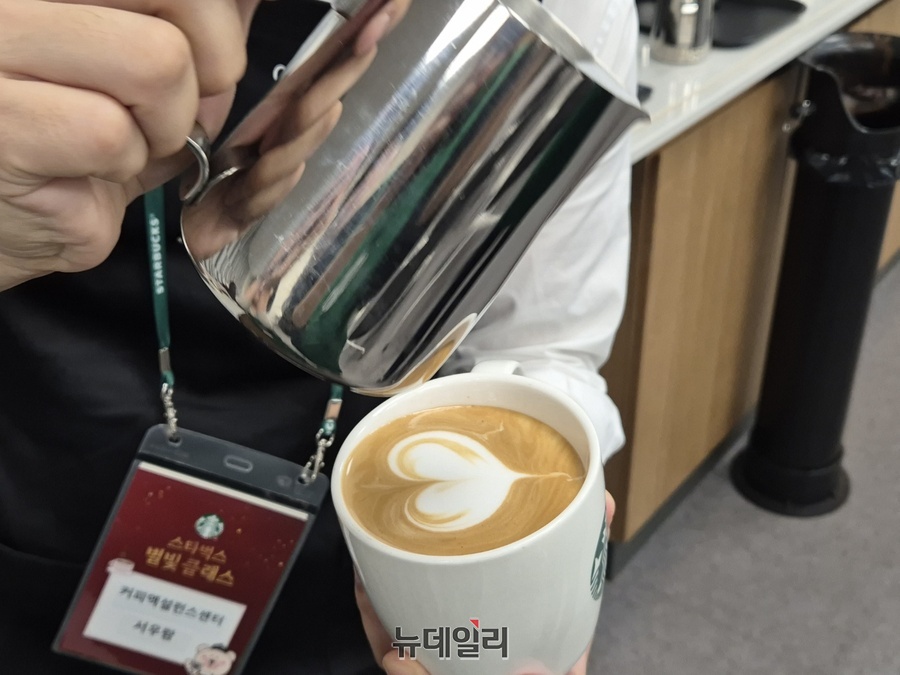 ▲ 이날 만들어본 별빛 블렌드 라떼. 우유폼이 별빛 블렌드의 산미를 부드럽게 잡아주면서도 선명하게 만들어줬다.ⓒ조현우 기자