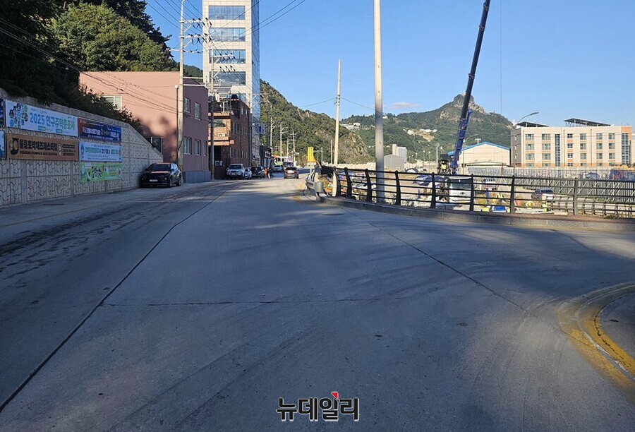 ▲ 지난 26일 오전 6시 45분께 울릉읍 사동리의 한 삼거리에서 직진 중이던 오토바이 운전자 A(70대·울릉읍)씨가 무리한 좌회전 차량을 피하려다 넘어져 옆으로 미끄러지는 사고가 났다. ⓒ뉴데일리