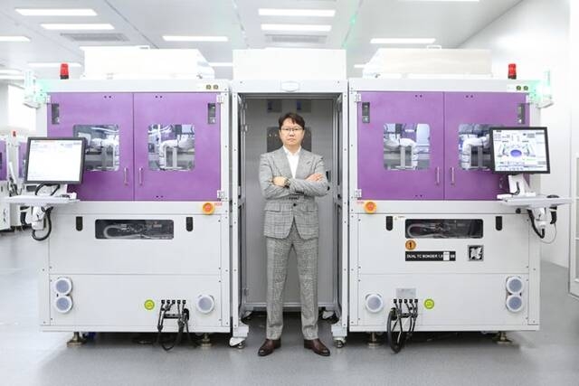 ▲ 곽동신 한미반도체 회장과 TC본더 제품ⓒ한미반도체
