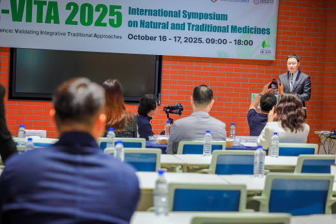 ▲ 심포지엄을 주관한 김봉이 경희대 한의과대학 교수가 개회식에서 인사말을 하고 있다.ⓒ경희대