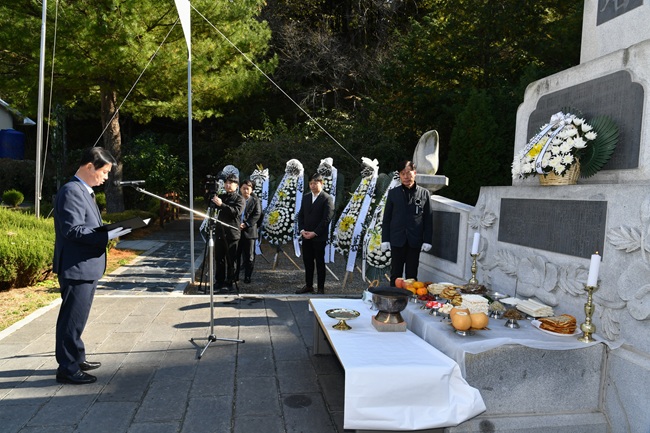 ▲ 제45회 자유수호 희생자 합동 위령제가 28일 화천읍 자유수호 희생자 위령탑에서 최문순 군수, 류희상 군의장, 지역 기관사회단체장, 보훈단체장 및 회원들이 참석한 가운데 열렸다. ⓒ화천군