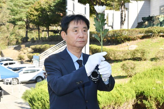 ▲ 제45회 자유수호 희생자 합동 위령제가 28일 화천읍 자유수호 희생자 위령탑에서 최문순 군수, 류희상 군의장, 지역 기관사회단체장, 보훈단체장 및 회원들이 참석한 가운데 열렸다. ⓒ최문순