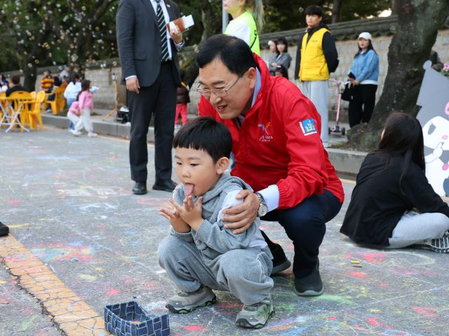 ▲ 주낙영 시장이 상생마켓 현장에서 아이와 함께 놀이 체험을 하며 격려하고 있다.ⓒ경주시