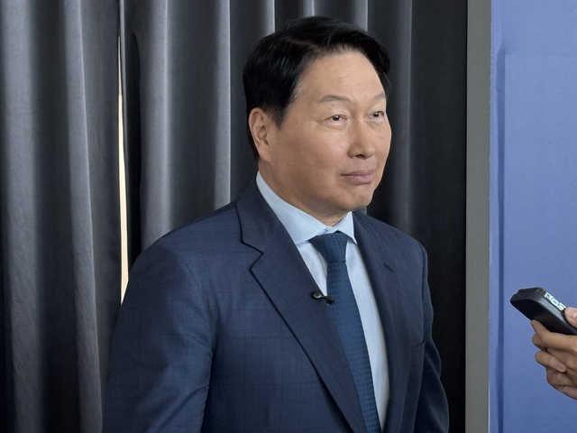 ▲ 28일 경북 경주에서 열린 ‘퓨처테크포럼 AI’ 직후 기자들과 만난 최태원 회장이 질문에 답하고 있다.ⓒ공동취재단