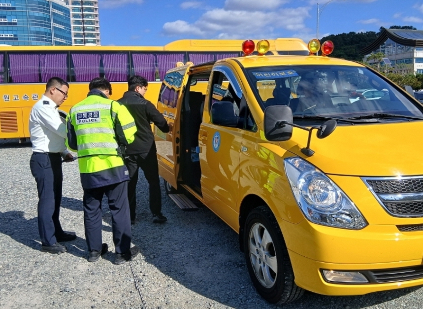 ▲ 무안군이 지난 27일 가정 어린이집 통학버스를 대상으로 정기 안전점검을 실시했다.ⓒ무안군 제공 ▲ 무안군이 지난 27일 가정 어린이집 통학버스를 대상으로 정기 안전점검을 실시했다.ⓒ무안군 제공