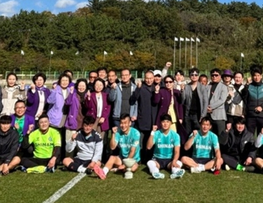 ▲ 제37회 전라남도 생활체육대전에서 1위를 차지한 신안군 축구팀 모습ⓒ신안군 제공 ▲ 제37회 전라남도 생활체육대전에서 1위를 차지한 신안군 축구팀 모습ⓒ신안군 제공