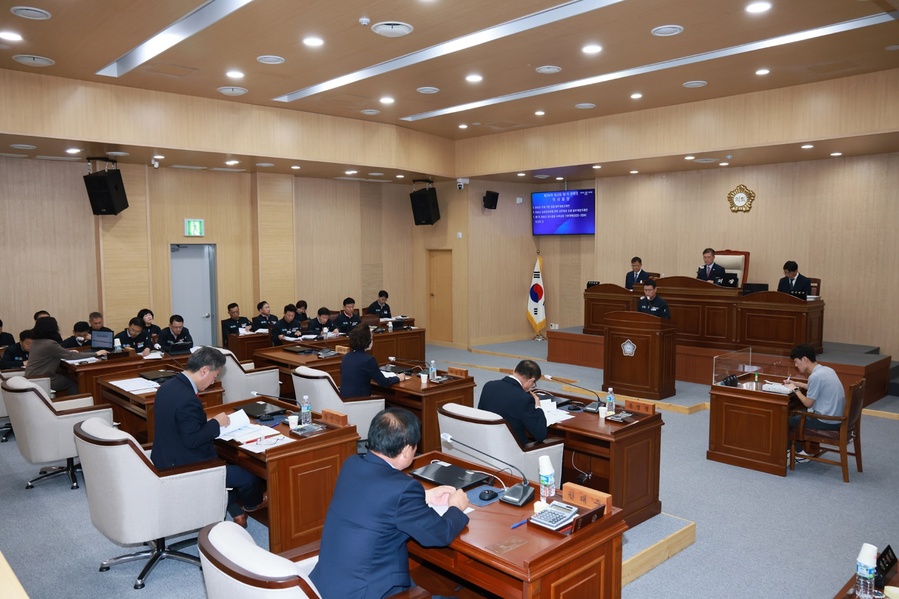 ▲ 청송군의회(의장 심상휴)가 지난 13일 제284회 임시회 제1차 본회의를 시작으로 14일까지 이틀간의 회기 일정을 진행했다.ⓒ청송군의회