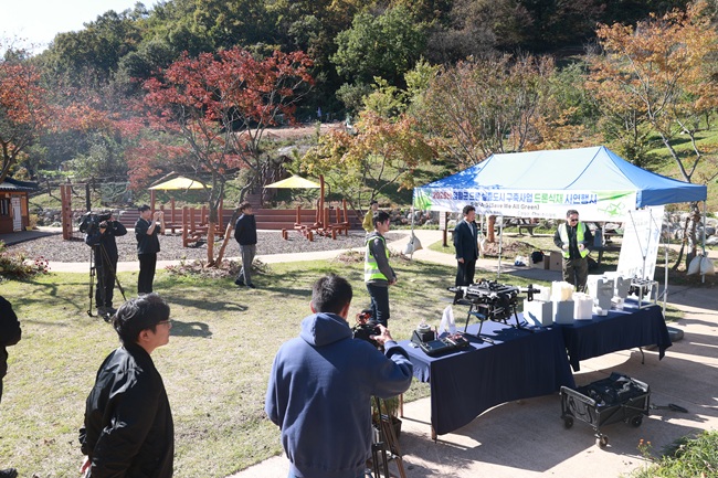 ▲ 영월군이 28일 영월읍 영흥리 1022번지 일원에서 국산화된 드론을 활용한 국내 최초 묘목 식재 시연 행사를 진행했다. ⓒ영월군 ▲ 영월군이 28일 영월읍 영흥리 1022번지 일원에서 국산화된 드론을 활용한 국내 최초 묘목 식재 시연 행사를 진행했다. ⓒ영월군