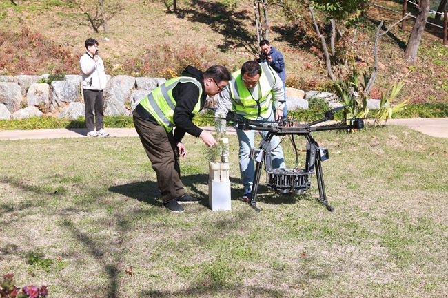 ▲ 영월군이 28일 영월읍 영흥리 1022번지 일원에서 국산화된 드론을 활용한 국내 최초 묘목 식재 시연 행사를 진행했다. ⓒ영월군 ▲ 영월군이 28일 영월읍 영흥리 1022번지 일원에서 국산화된 드론을 활용한 국내 최초 묘목 식재 시연 행사를 진행했다. ⓒ영월군