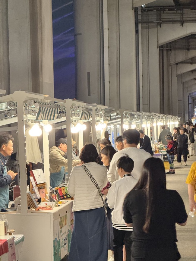 ▲ 홍천군이 지난 12일과 26일 서울 반포한강공원 일원에서 열린 '2025 차 없는 잠수교 뚜벅뚜벅 축제'에 참가해 관내 우수 농가 7곳이 직접 생산한 홍천 농특산물을 선보이며 서울 시민들의 발길을 사로잡았다. ⓒ홍천군 ▲ 홍천군이 지난 12일과 26일 서울 반포한강공원 일원에서 열린 '2025 차 없는 잠수교 뚜벅뚜벅 축제'에 참가해 관내 우수 농가 7곳이 직접 생산한 홍천 농특산물을 선보이며 서울 시민들의 발길을 사로잡았다. ⓒ홍천군