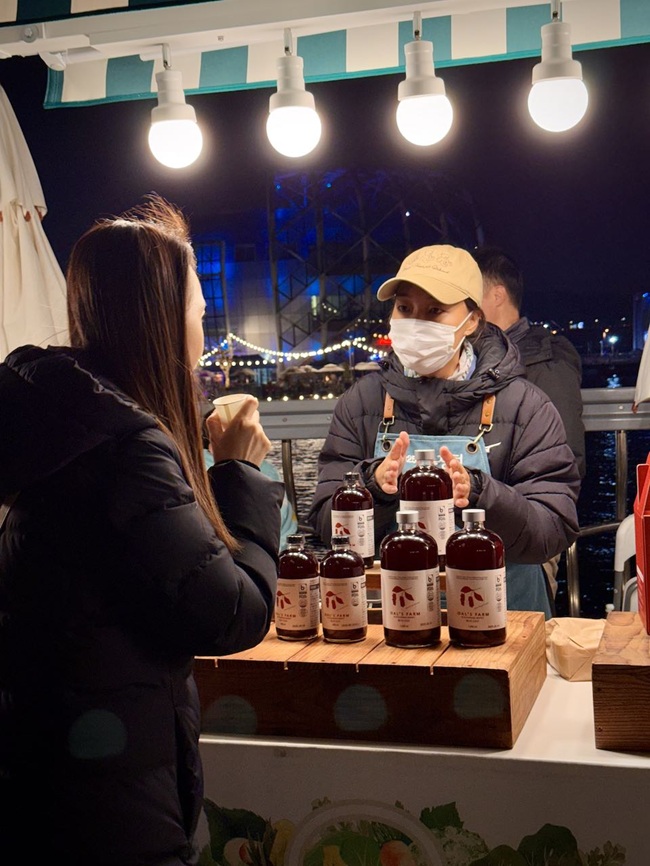 ▲ 홍천군이 지난 12일과 26일 서울 반포한강공원 일원에서 열린 '2025 차 없는 잠수교 뚜벅뚜벅 축제'에 참가해 관내 우수 농가 7곳이 직접 생산한 홍천 농특산물을 선보이며 서울 시민들의 발길을 사로잡았다. ⓒ홍천군 ▲ 홍천군이 지난 12일과 26일 서울 반포한강공원 일원에서 열린 '2025 차 없는 잠수교 뚜벅뚜벅 축제'에 참가해 관내 우수 농가 7곳이 직접 생산한 홍천 농특산물을 선보이며 서울 시민들의 발길을 사로잡았다. ⓒ홍천군