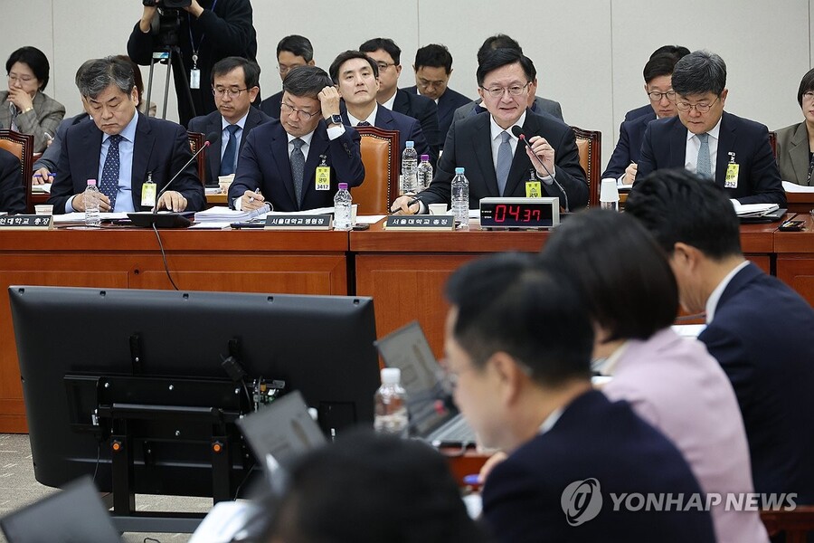 ▲ 유홍림 서울대 총장이 28일 서울 여의도 국회 교육위원회에서 열린 서울대학교 등에 대한 국정감사에서 답변하고 있다.ⓒ연합뉴스